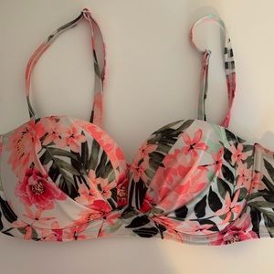 Floral bikini top 👙